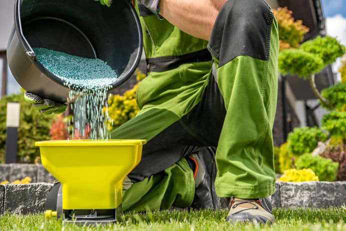 7 Powerful Lawn Fertilization Secrets Professionals Don’t Tell You